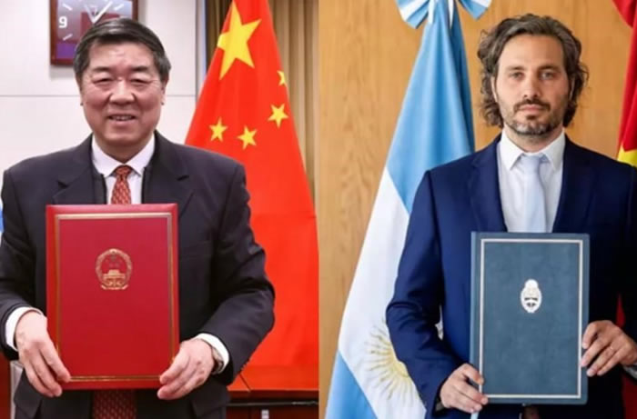 El ex canciller Santiago Cafiero con He Lifeng, presidente de la Comisión Nacional de Desarrollo y Reforma de la República Popular China, en la firma de la adhesión de Argentina a la Ruta de la Seda. Imagen: 1/1