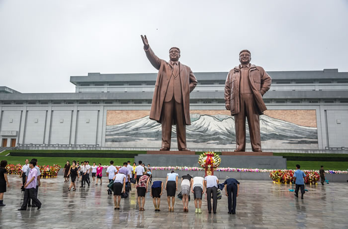 Estatutas de Kim Il Sung (izq.) y Kim Jong Il (dcha.), abuelo y padre del actual líder norcoreano, en el centro de Pyongyang.