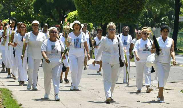 Las Damas de Blanco marchando en La Habana contra la dictadura socialista de los hermanos Castro.