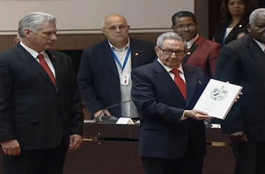 Miguel Díaz-Canel, Raúl Castro y Esteban Lazo, durante la segunda Sesión Extraordinaria de la IX Legislatura de la Asamblea Nacional del Poder Popular en Cuba