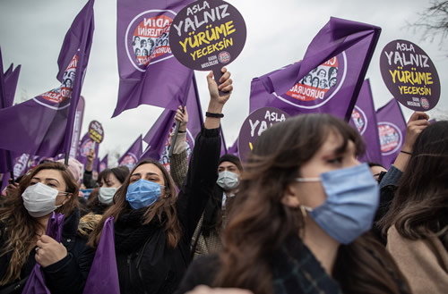 Un nuevo abismo para las mujeres turcas: Erdogan se retira de la Convención de Estambul
