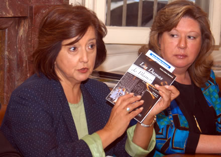 Soledad Alvear y Erika Lüters durante la presentación en Santiago de Chile