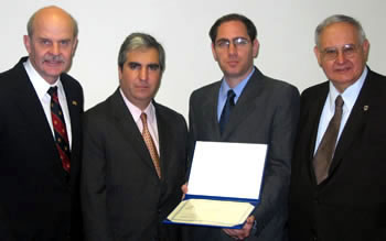 Alex Chafuen, Presidente y CEO de Atlas Economic Research Foundation, Gabriel Salvia, Director General de CADAL, Pedro Isern, Presidente de CADAL, y Leonard Liggio, Vicepresidente Ejecutivo de Atlas Economic Research Foundation en la entrega del Premio