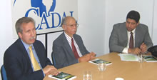 Hans Blomeier, Representante en Argentina de la Fundación Konrad Adenauer, Huber Matos, autor del Prólogo y John Suárez, Directorio Democrático Cubano, en la presentación del libro en CADAL. 