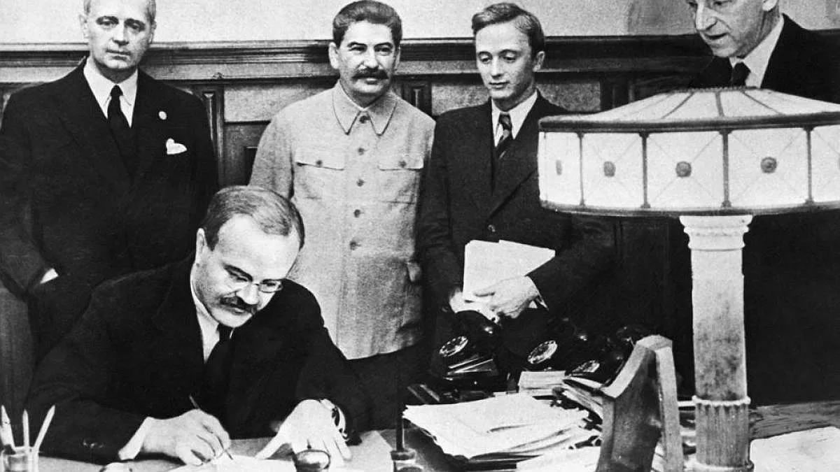 Pacto Molotov-Ribbentrop de 23 de agosto de 1939 entre la Unión Soviética y Alemania