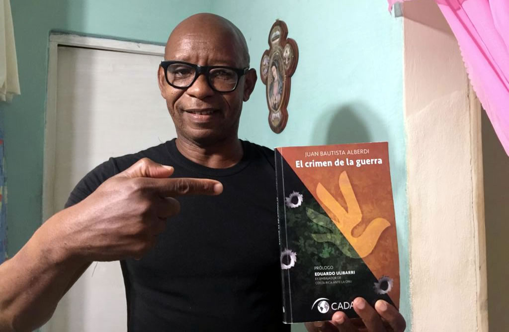Manuel Cuesta Morúa leyendo en Cuba, El crimen de la guerra, de Juan Bautista Alberdi