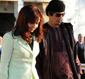 Cristina Kircher junto al dictador Muamar Kadafy